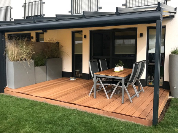 セランガンバツのウッドデッキ施工例 芝生の庭に面した一般住宅のテラス